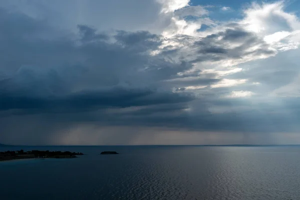 Ufuktaki Karanlık Fırtına Bulutlarının Altındaki Sakin Tropikal Deniz — Stok fotoğraf