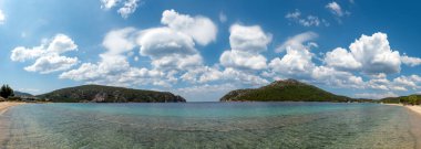 Plajlı manzara, deniz ve mavi gökyüzündeki güzel bulutlar. 