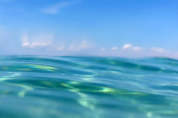 바다의 속에서의 여름의 개념을 설계하기 표면에서 햇빛을 — 스톡 사진