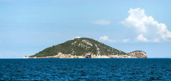 İyon Denizi 'ndeki Yunan adası Zakynthos yakınlarındaki Marathonisi veya Kaplumbağa adasının deniz manzarası