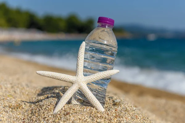 Butelka Zimnej Wody Piasku Plażowym Koncepcja Letnia — Zdjęcie stockowe