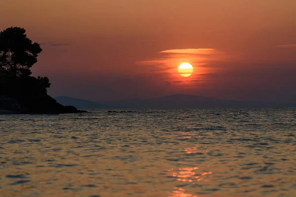 Büyük Sarı Güneşli Parlak Gün Batımı Deniz Yüzeyi — Stok fotoğraf