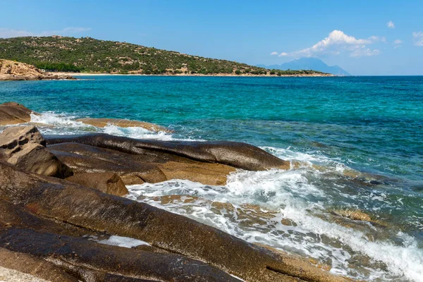 Hermoso Paisaje Con Mar Roca Las Hermosas Nubes Cielo Azul — Foto de Stock