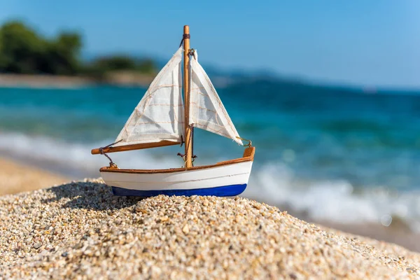 Image Tropical Sandy Beach Sailboat Toy Summer Concept — Stock Photo, Image