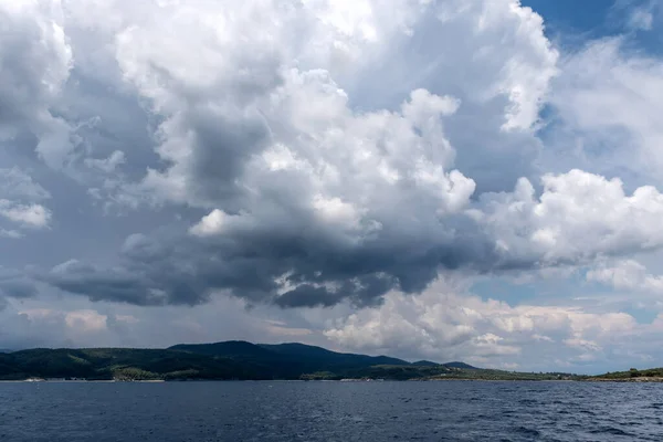 Ηρεμία Τροπική Θάλασσα Κάτω Από Σκοτεινές Καταιγίδα Σύννεφα Στον Ορίζοντα — Φωτογραφία Αρχείου