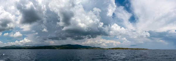 Ηρεμία Τροπική Θάλασσα Κάτω Από Σκοτεινές Καταιγίδα Σύννεφα Στον Ορίζοντα — Φωτογραφία Αρχείου