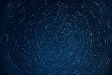 Parlak yıldızlarla dolu güzel bir gece göğü, doğal astro arka planı