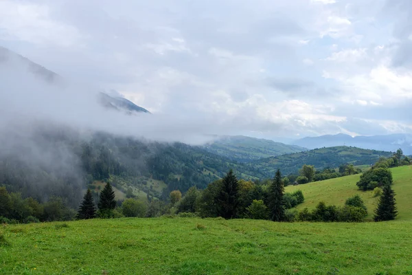 Vista Maestosa Bellissime Montagne Nebbia Nuvole Paesaggio Nebbioso Ora Legale — Foto Stock