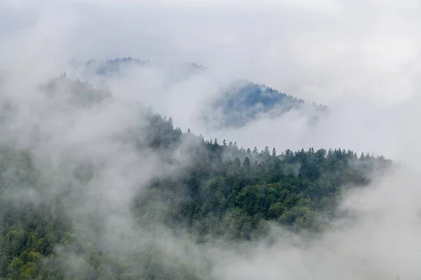 Vista Majestosa Sobre Belas Montanhas Nevoeiro Nuvem Paisagem Névoa Hora — Fotografia de Stock