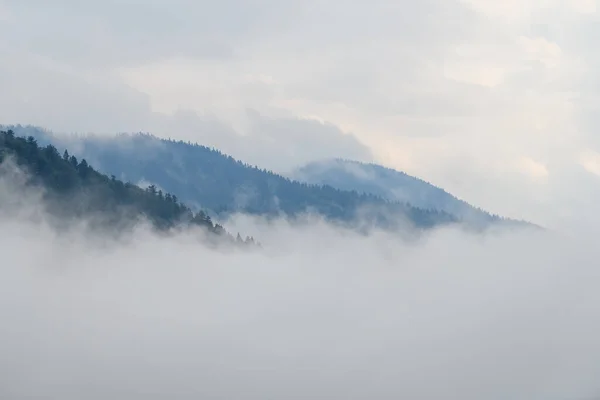 Vista Majestosa Sobre Belas Montanhas Nevoeiro Nuvem Paisagem Névoa Hora — Fotografia de Stock