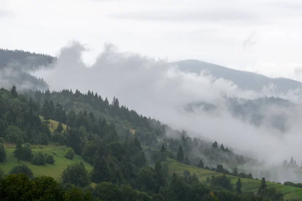 Vista Maestosa Bellissime Montagne Nebbia Nuvole Paesaggio Nebbioso Ora Legale — Foto Stock