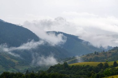Güzel sis ve bulut dağlarının sisli manzarası. Rai 'den sonraki yaz.