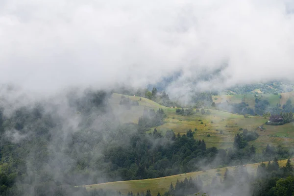 Vista Maestosa Bellissime Montagne Nebbia Nuvole Paesaggio Nebbioso Ora Legale — Foto Stock