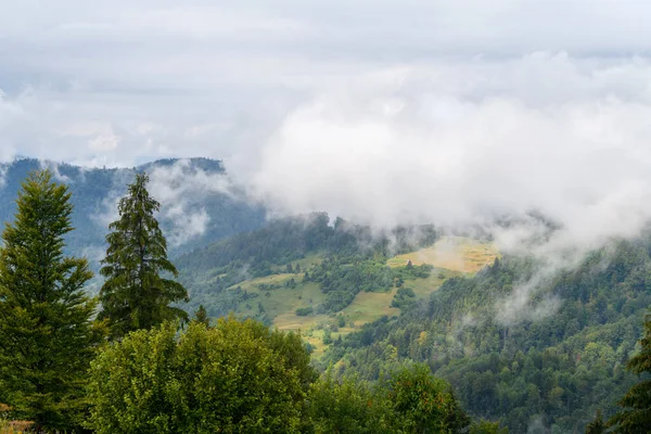 Vista Majestosa Sobre Belas Montanhas Nevoeiro Nuvem Paisagem Névoa Hora — Fotografia de Stock