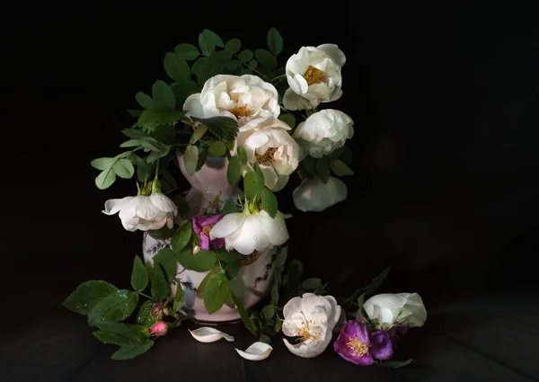 暗い背景に美しいバラの花束 ストック画像