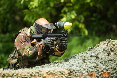 Paintball oyunu, oyuncu atış için hazır.