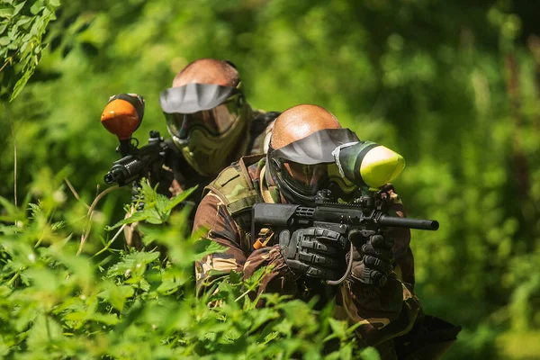 Paintball Zwei Männer Tarnung Spielen Und Verstecken Sich Gebüsch — Stockfoto