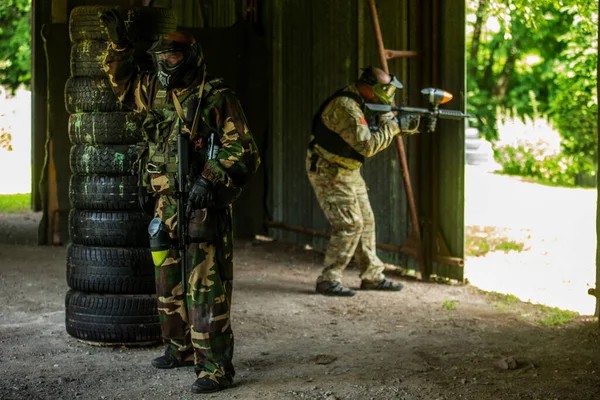 Paintball Spiel Ein Spieler Wird Getroffen Und Der Andere Kämpft — Stockfoto