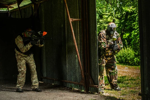 Paintball Gry Dwóch Graczy Nie Wiedzą Sobie Jeszcze — Zdjęcie stockowe