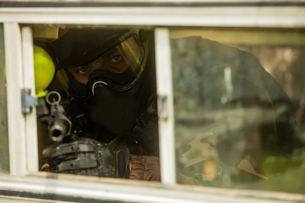 Paintball Spiel Spieler Verstecken Sich Einem Alten Auto — Stockfoto