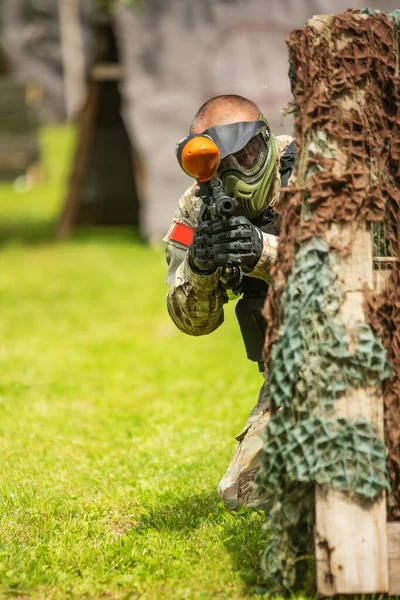 Paintball Spiel Spieler Versteckt Sich Hinter Einer Abdeckung Mit Einem — Stockfoto