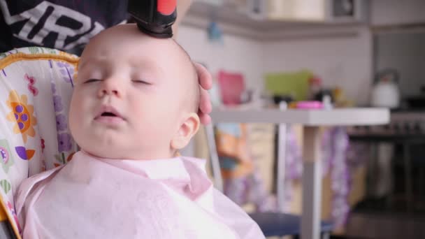 Netter kleiner Junge mit Haarschnitt beim Friseur, zu Hause schneidet Papa — Stockvideo