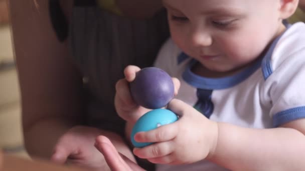 Mutter und Sohn brechen traditionelle Ostereier. Zeitlupe — Stockvideo