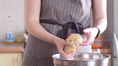 Eller için Paskalya kek şekerlenmiş meyve ile hamur yoğurmak