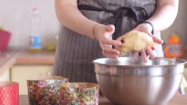 Eller için pasta hamur yoğurmak. Hamur kalıpları tarafından lay