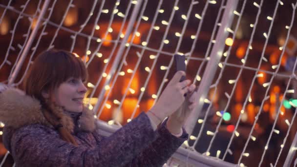 Mooie Kaukasische vrouw doen selfie op Kerstmis street — Stockvideo