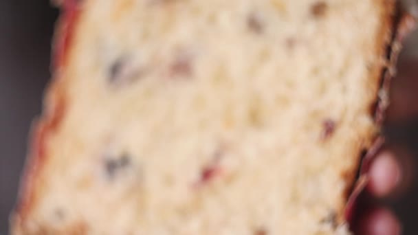 Une coupe d'un panettone traditionnel, un gâteau de Pâques, au ralenti — Video