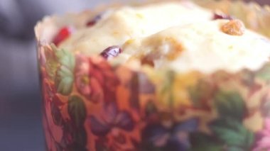 Kadın ev yapımı kek, kurabiye, geleneksel Panettone veya geleneksel Rus Paskalya kek hamur yoğurma