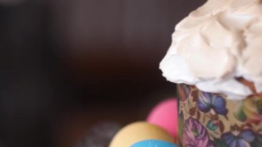 Yapma tatlı ekmek geleneksel Paskalya kutlamaları kek panettone veya buzlanma ve kuru üzüm vintage ooden masada sırlı Rus kulich