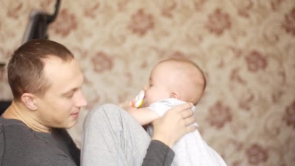 Papa Heureux Joue Avec Son Bébé Incroyablement Gentil Riant — Video