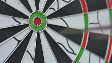 Dart oyunu. İki Dart bullseye isabet
