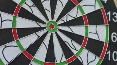 Dart klasik dart tahtası üzerinde oynamak, bir üç ok bullseye isabet