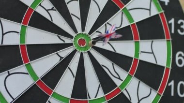 Üç dart tahtası ve bir eksik bullseye isabet