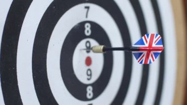 Üç ok ile siyah-beyaz dart tahtası üzerinde oyun dart
