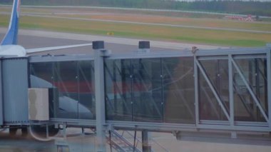 Uçakta bir airbridge aracılığıyla yatılı yolcu.