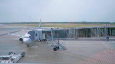 Bazı yolcu uçakları ile airbridge konusunda yatılı siluetleri.