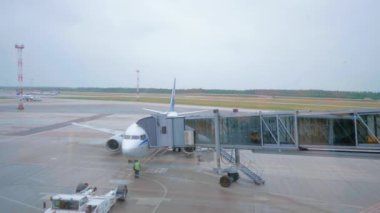 Uçak teknisyeni, uçan önce uçaktan airbridge ayırma denetler.