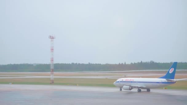 Vliegtuig begint te versnellen langs de landingsbaan voor opstijgen — Stockvideo