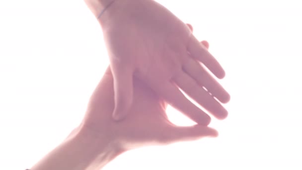 Några vänner att sätta händerna ihop en ovanpå varandra — Stockvideo