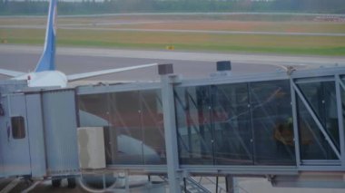 Tek yolcu uçakta bir cam airbridge ile yatılı.