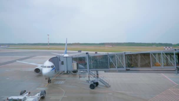 Instappen op vliegtuig via de airbridge. — Stockvideo