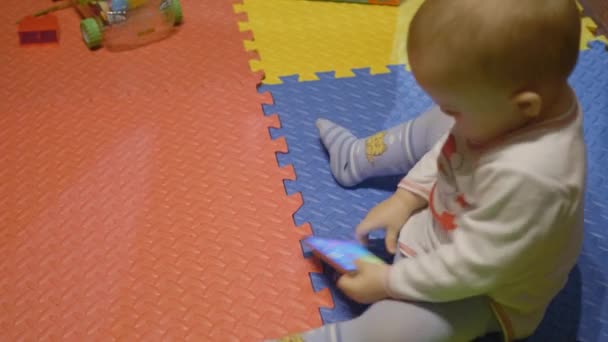 Zwolnionym Tempie Fotografowania Ababy Chłopiec Podnosi Smartphone Podłogi Gra Gra — Wideo stockowe