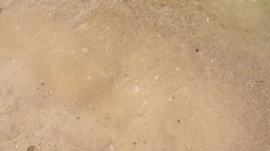 dalgalar kumlu plaj 4 k yakın çekim üzerinde yüzen