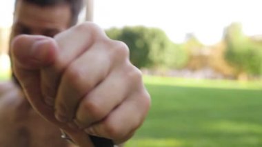 sakallı kaslı adam eğitim grev bir futbol gol yakınındaki. 4 k yavaş mo görüntüleri