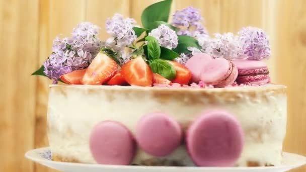 Pastel casero decorado con flores y bayas, 4K — Vídeo de stock