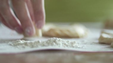 tanınmayan kadın yuvarlak bir hamur parçalarını köfte, 4 k yakın çekim yapmak için bir unu tepeleme